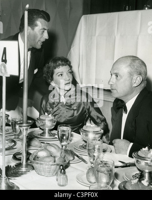 CLAUDETTE COLBERT (1903-1996) US-Schauspielerin mit Chirurgen Ehemann Dr. Joel Pressman 1953 Stockfoto