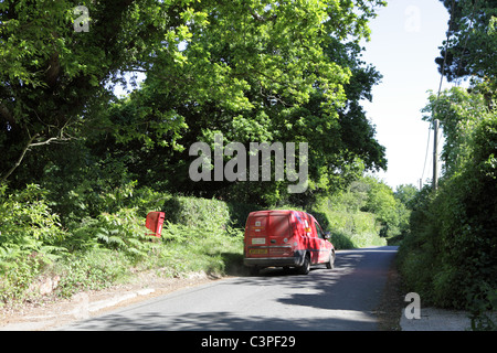 Royal Mail van sammeln von ländlichen Briefkasten, East Sussex, England, Großbritannien, UK, GB Stockfoto