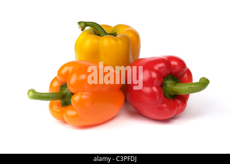 drei bunte Pfeffer isoliert auf weiss Stockfoto