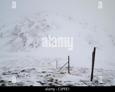 Zaunpfosten im Schnee, Ben Venue, Trossachs, Schottland Stockfoto