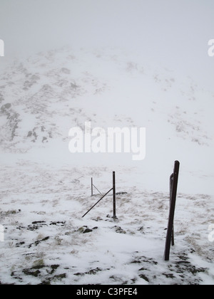 Zaunpfosten im Schnee, Ben Venue, Trossachs, Schottland Stockfoto