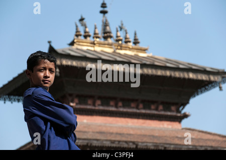 Kind vor einem Tempel in Baktapur steht. Stockfoto