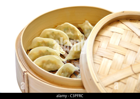 Knödel in einem Knödel Dampfer auf weißem Hintergrund Stockfoto