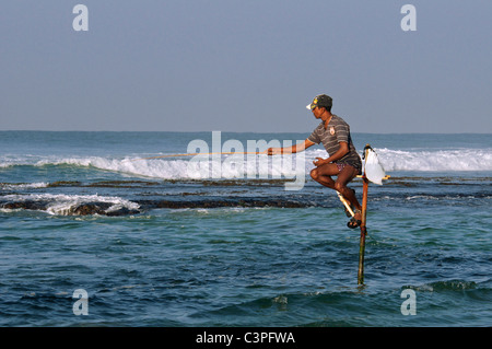 Pole-Fischer im frühen Morgenlicht Koggala Beach Südküste Sri Lanka Stockfoto