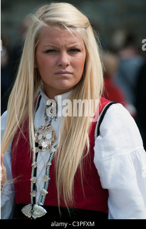 Norwegische Frau trägt ein Bunad zur Feier des Nationalfeiertages. Stockfoto