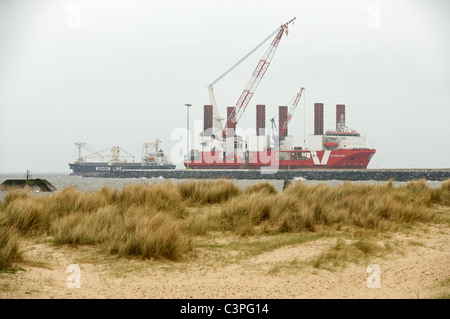 MPI-Auflösung, Wind Turbine Installation Schiff, Great Yarmouth, Norfolk, Großbritannien. Stockfoto