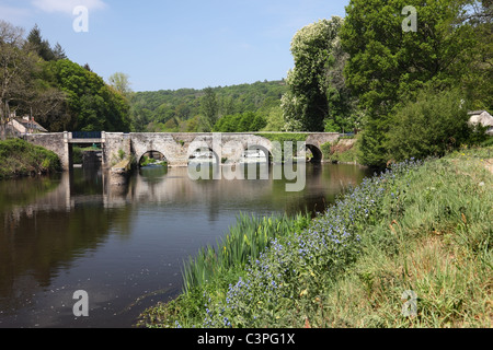 Brücke über die Nantes-Brest-Kanal bei Bon Repos Bretagne Frankreich Stockfoto