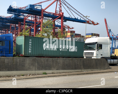 LKW mit China Shipping 40'-Container verlassen den Container terminal Eurogate in den Hafen von Hamburg, Deutschland. Stockfoto