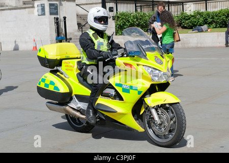 London, Westminster, London Ambulance Service Sanitäter auf Motorrad oder Motorrad nimmt Abkürzung über den Trafalgar Square Stockfoto
