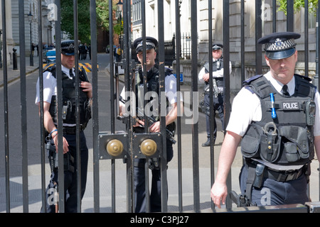 London, Westminster, Whitehall, Eingang zur Downing Street, bewaffnet Metropolitan Police Officers Wache Sicherheitsschleusen Stockfoto