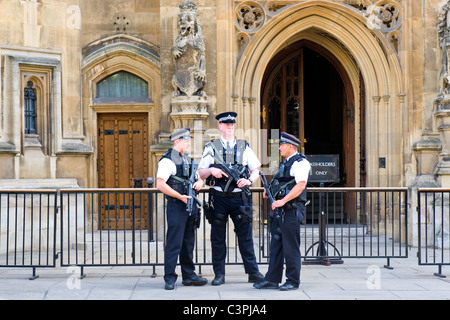 London, Palace of Westminster oder Houses of Parliament, bewachen 3 oder drei bewaffnete Polizisten Metropolitan Police Officers Eingang Stockfoto