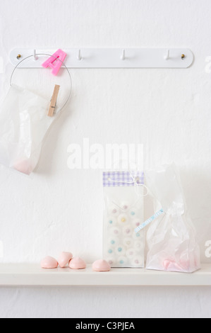 Gebäck in Plastiktüten hängen an Haken rack Stockfoto