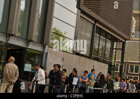 Besucher, die Schlange vor dem Anne Frank Haus in Amsterdam Stockfoto