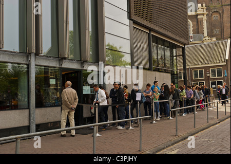 Besucher, die Schlange vor dem Anne Frank Haus in Amsterdam Stockfoto