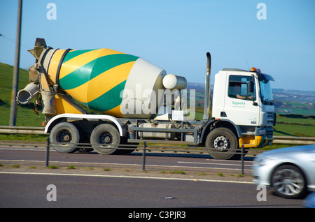Betonmischer-LKW auf der Autobahn M62. Stockfoto