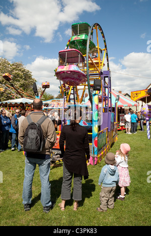 Eine Familie mit Kindern warten auf eine Fahrt, Reach Stadtfest gehen zu erreichen, Cambridgeshire UK Stockfoto