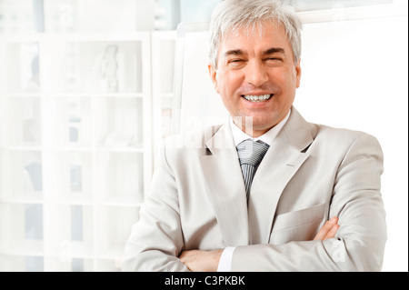 Porträt eines älteren Unternehmers. Office-Hintergrund. Stockfoto