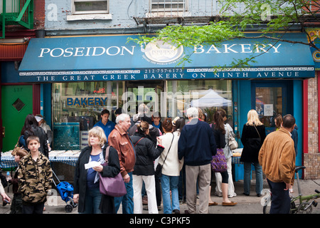 Eine Linie außerhalb der beliebten Poseidon Bäckerei verkaufen griechische Gebäck an der Ninth Avenue Food Festival in New York Stockfoto