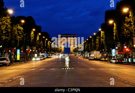 Die Champs-Elysées und dem Arc de Triomphe in Paris in der Nacht
