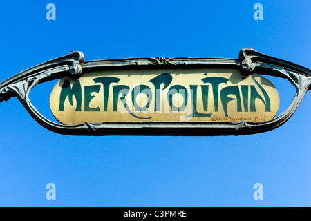 Paris Metro sign. Hector Guimard-Eingang zu der Anvers Metro Station, Montmartre, Paris, Frankreich Stockfoto