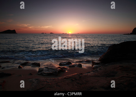 Strand von Cala Conta bei Sonnenuntergang, Ibiza, Spanien Stockfoto