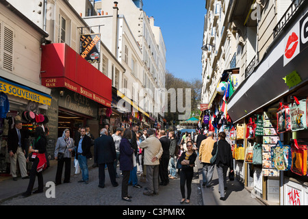 Geschäfte auf einer belebten Straße im Vorfeld Sacre Coeur, Montmartre, Paris, Frankreich Stockfoto