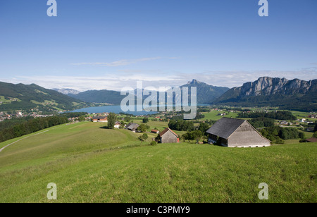 Österreich, Salzkammergut, See Mondsee mit Mount Schafberg im Hintergrund Stockfoto