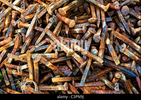 rostige Railroad Spikes in einem Stapel Stockfoto