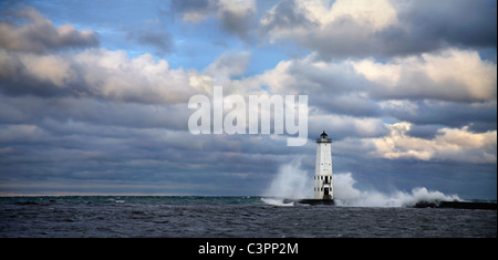 Frankfort Norden Wellenbrecher Licht an einem stürmischen Morgen In Michigan, USA Stockfoto