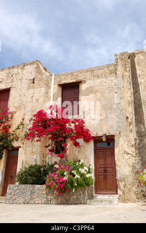 Traditionelle griechische Architektur und Dekoration mit Blumen, Kreta, Griechenland Stockfoto