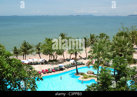 Schwimmbad am Strand des beliebten Hotels, Pattaya, Thailand Stockfoto