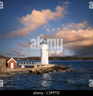 Eine typische New England Himmel über Portsmouth Hafen Leuchtturm, New Castle, New Hampshire, USA Stockfoto