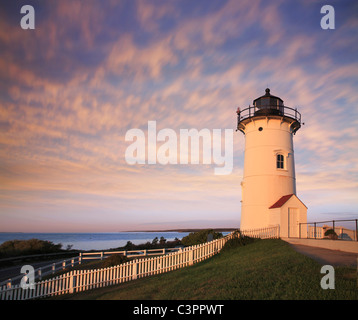 Das Nobska Point Leuchtturm gebadet im morgendlichen Sonnenlicht, Woods Hole, Cape Cod, Massachusetts. USA Stockfoto