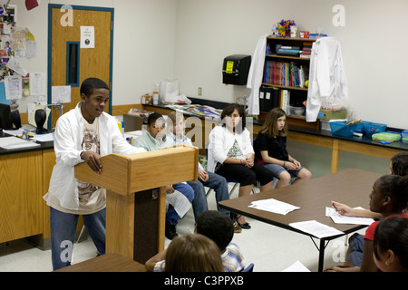 African-American Boy spricht vor Studenten beim Mock trial in Mittelschule Sozialkunde Klasse in Pflugerville Texas Stockfoto