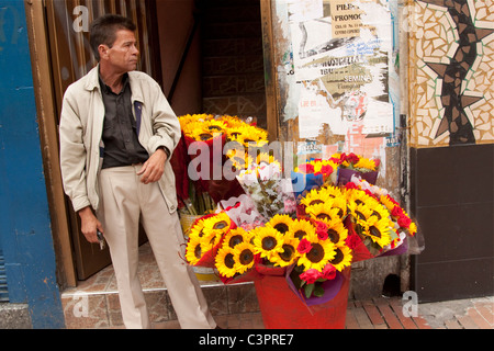 Blumenverkäuferin in Bogota Kolumbien Stockfoto