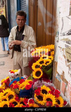 Blumenverkäuferin in Bogota Kolumbien Stockfoto