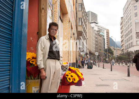 Blumenverkäuferin in Bogota Kolumbien Stockfoto