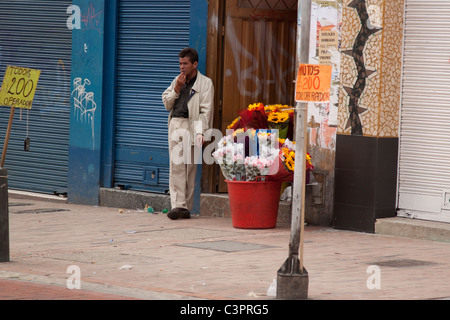 Blumenverkäuferin in Bogota Kolumbien Stockfoto