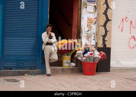 Blumenverkäuferin in Bogota Kolumbien Stockfoto