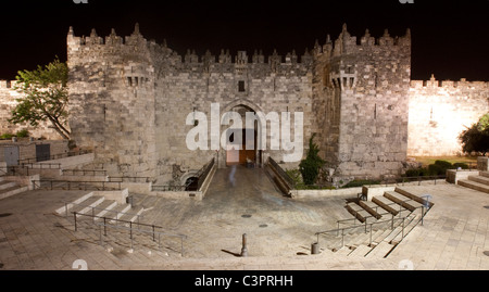 Steinmauern und Dung Gate, die die Altstadt von Jerusalem in Israel umgeben. Stockfoto