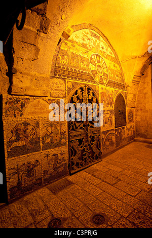 Ein Blick auf die Altstadt von Jerusalem in der Nacht. Stockfoto