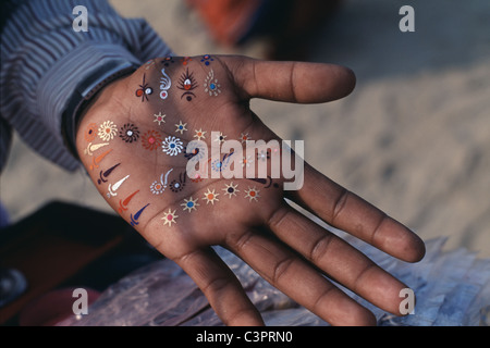 Eine indische Pilger zeigt verschiedene Abziehbilder auf seine Hand auf dem Maha Kumbh Mela hinduistische Festival in Allahabad, Indien. Stockfoto