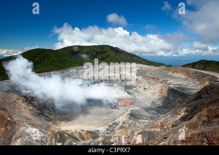 Am Rande eines aktiven Krater-Vulkans in Poas Volcano National Park in Costa Rica. Stockfoto