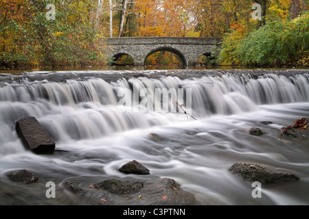 Eine steinerne Brücke und Wasserfall im Herbst im Park, Sharon Woods, südwestlichen Ohio, USA Stockfoto