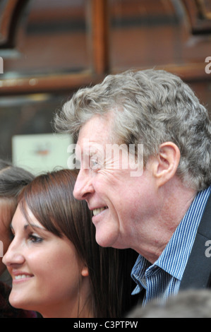 Michael Crawford Unterzeichnung Autogramme Zauberer von OZ London Palladium theatre Stockfoto