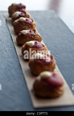 "Patatas Bravas" (Kartoffeln in scharfer Soße) serviert mit dem besonderen Design. Estado Puro-Tapas-Bar. (Madrid. Spanien) Stockfoto