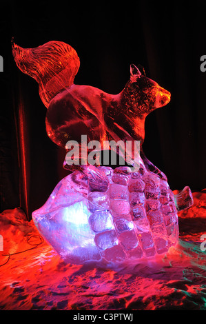 FAIRBANKS, AK - März 9: "Eichhörnchen" Eis-Skulptur, 2010 Welt Eis Kunst Meisterschaften 9. März 2010 in Fairbanks, Alaska Stockfoto