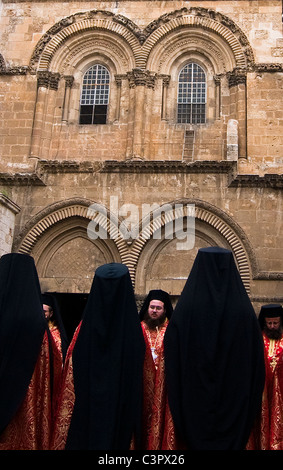 Griechisch-orthodoxen Priester gekleidet in der Kleidung fest. Stockfoto