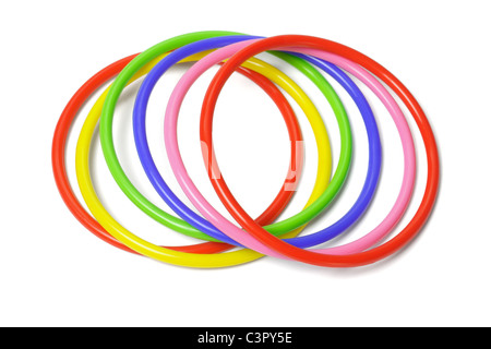 Multicolor Kunststoff Armreifen auf weißem Hintergrund angeordnet Stockfoto