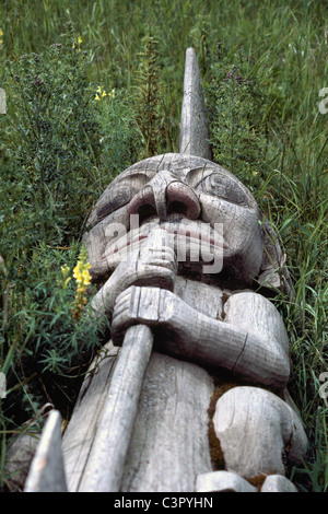 (Männliche) Gitxsan Totempfahl, Gitwangak (Kitwanga), Northern BC, British Columbia, Kanada - Totem Gras liegend Stockfoto